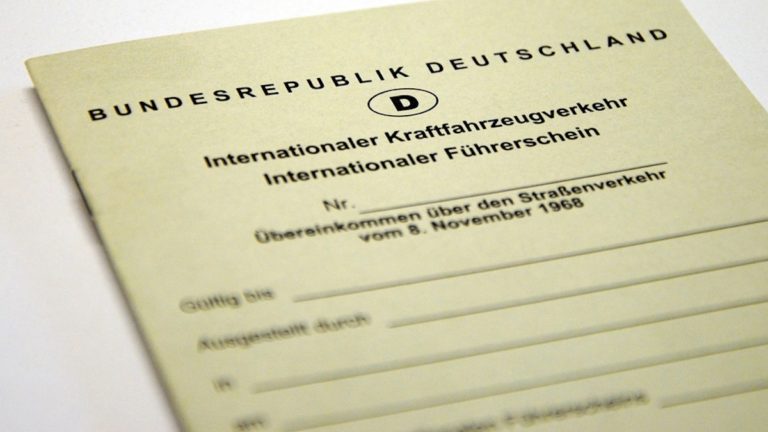 Beantrage deinen Internationalen Führerschein oder eine zertifizierte NAATI Übersetzung